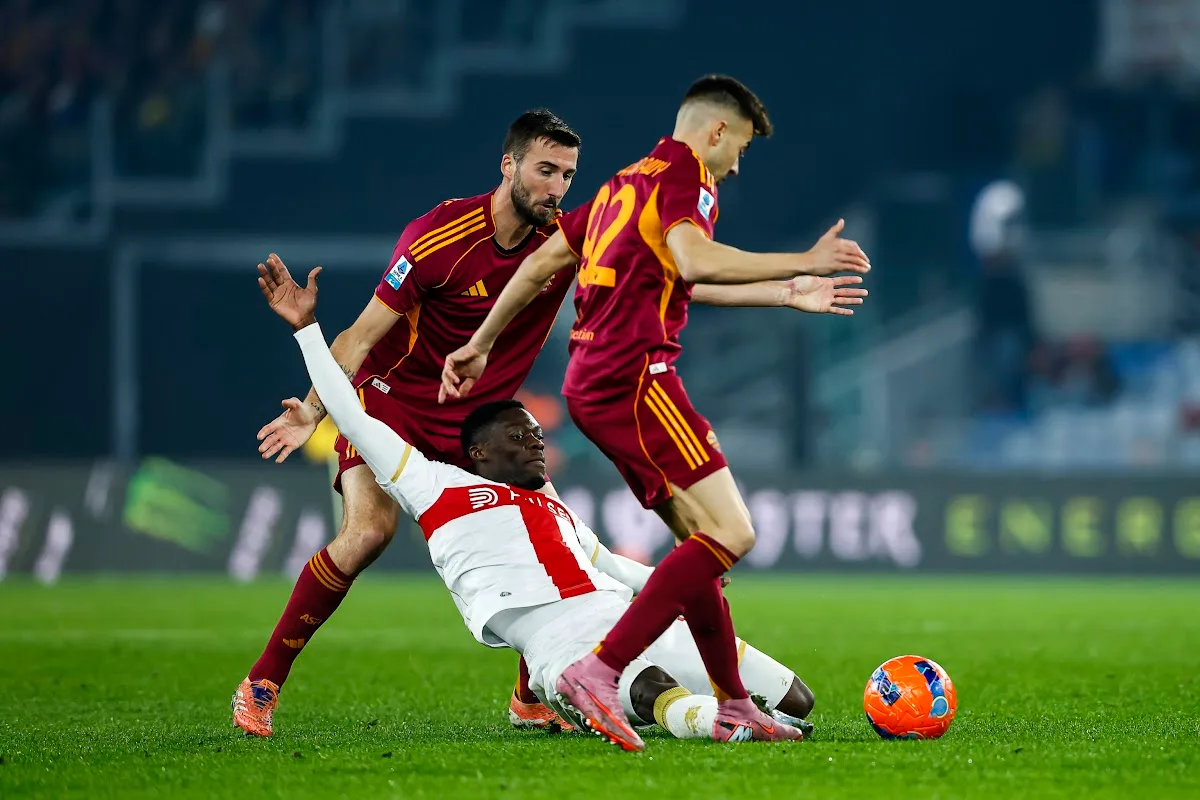 Fini in azione durante Napoli-Genoa, contrasta un avversario in maglia rossoblù mentre il pallone è in gioco