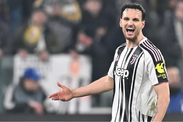 Federico Gatti in maglia Juventus esulta durante una partita con le braccia aperte