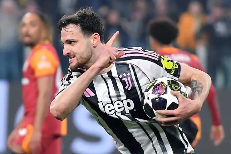 Federico Gatti con pallone in mano, maglia Juventus a strisce, esultanza durante la partita