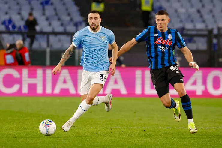 Gimenez in azione durante una partita di calcio, numero 3, in contrasto con un difensore del Napoli