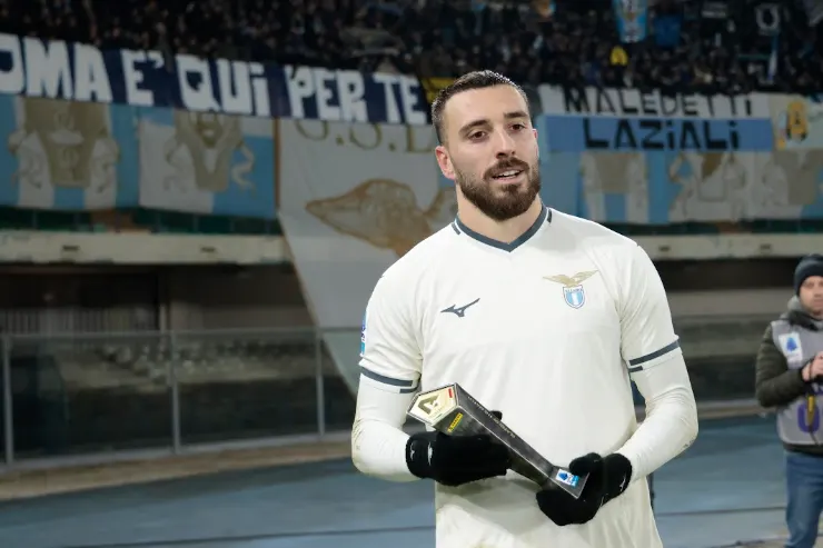 Mario Gila con i guantoni da portiere indossa la maglia bianca della Lazio nello stadio Olimpico