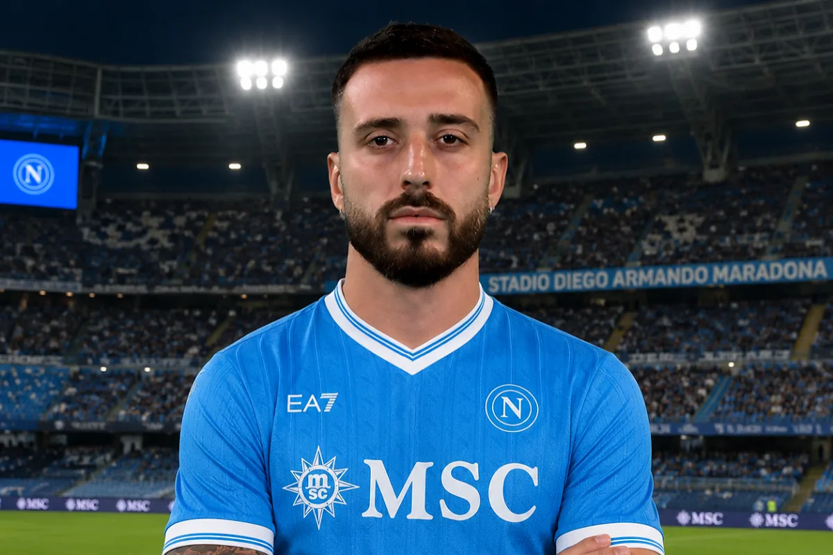 Gila in maglia Napoli con sponsor EA7 e MSC, ritratto allo stadio Diego Armando Maradona