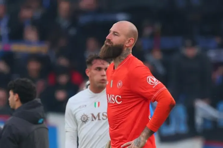 Milinkovic-Savic in maglia Napoli rosso durante una partita, espressione concentrata