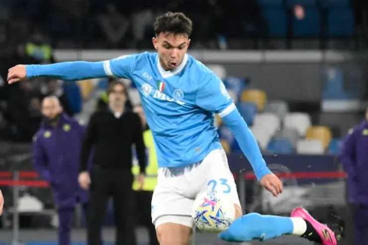 Giovane del Napoli in azione durante una partita, in maglia azzurra con dettagli bianchi