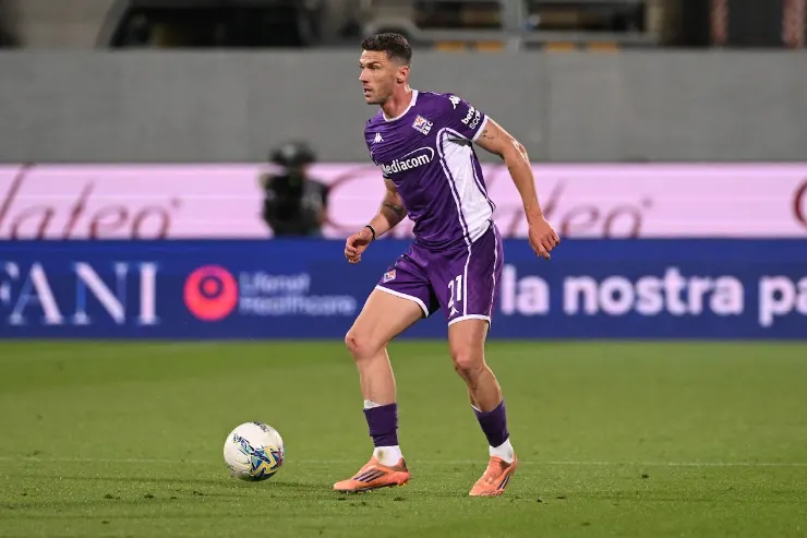 Robin Gosens in azione durante una partita con la maglia della Fiorentina, con il pallone ai piedi