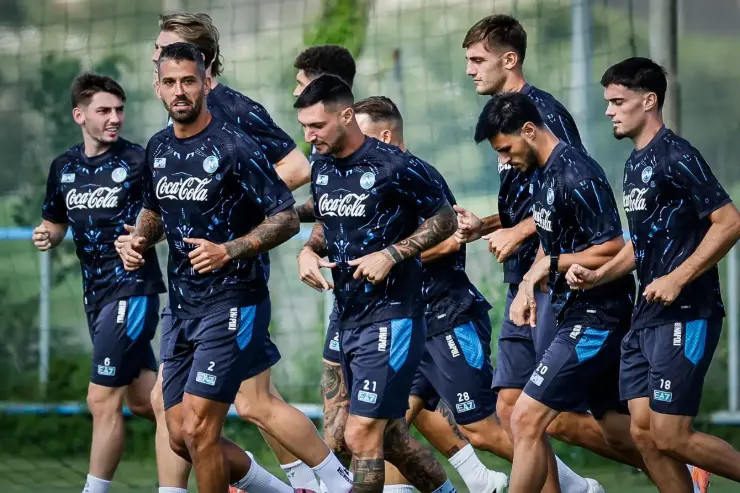Giocatori del Napoli durante l'allenamento a Castel Volturno indossano divise blu scuro con lo sponsor Coca-Cola