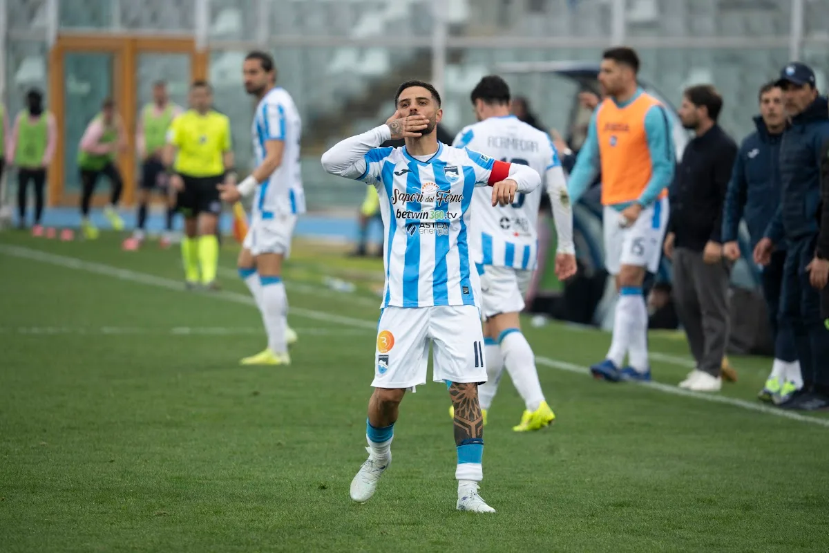 Insigne con la maglia della Pescara festeggia in campo durante una partita