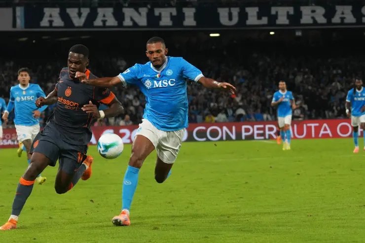 Juan Jesus in maglia Napoli azzurra contrasta un avversario in maglia scura durante una partita di calcio