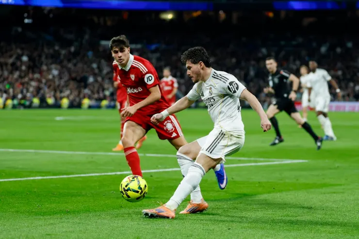 Juanlu Sánchez del Siviglia contrasta il pallone con un giocatore del Real Madrid durante una partita di calcio