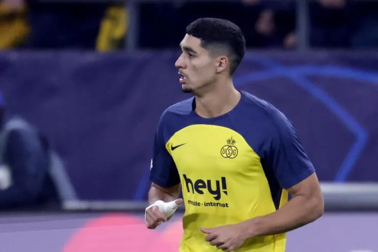 Calciatore in maglia gialla e blu durante una partita di calcio