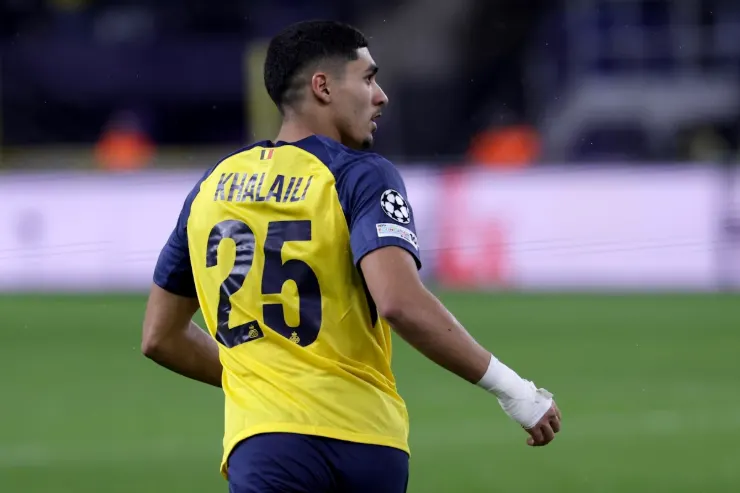 Khalaili in maglia gialla durante una partita, visione di profilo dal campo
