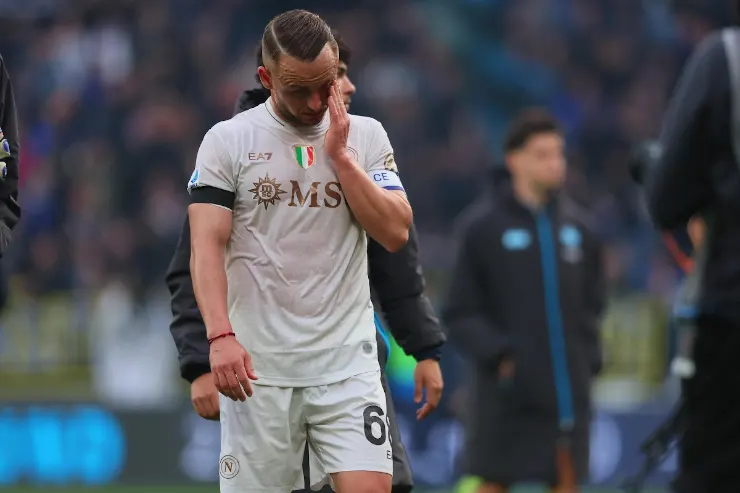 Stanislav Lobotka in maglia Napoli con espressione delusa durante una partita