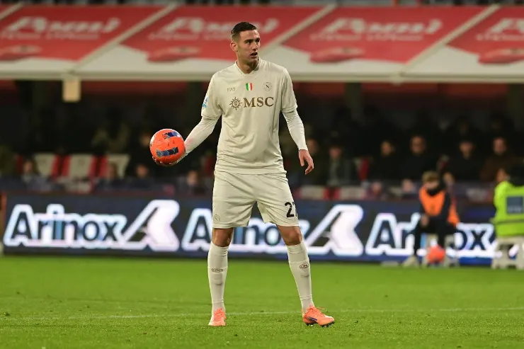 Lorenzo Lucca con il pallone durante una partita del Napoli, maglia bianca MSC