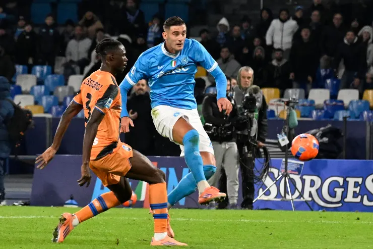 Lucca in maglia azzurra del Napoli contrasta con un avversario in arancione durante una partita