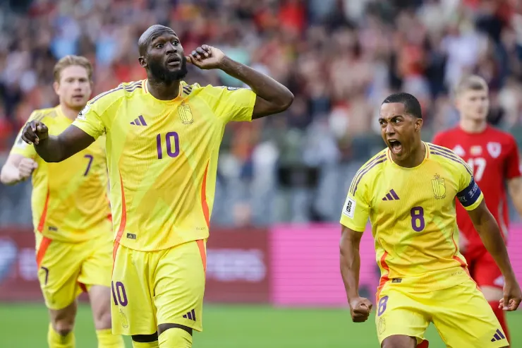 Lukaku in maglia Belgio numero 10 celebra durante una partita internazionale
