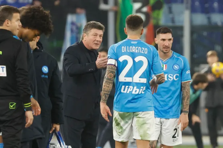 Mazzarri discute con Di Lorenzo e Politano durante una partita del Napoli in campo