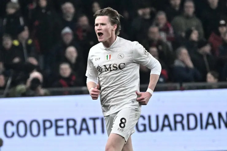McTominay esulta durante una partita indossando la maglia bianca del Napoli