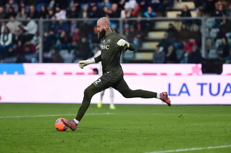 Portiere durante un'azione di gioco su un calcio di rigore, indossa la maglia nera del Napoli con scritta MSC