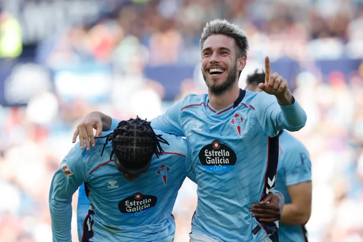 Mingueza esulta in campo con la maglia del Celta Vigo durante una partita