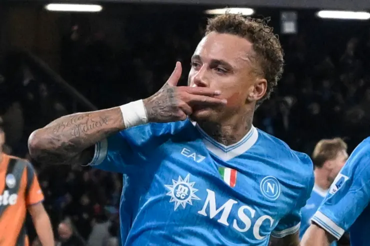 Noa Lang in maglia Napoli azzurra tocca il petto durante una partita