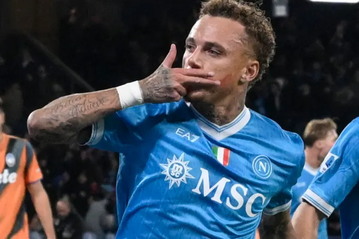 Noa Lang, attaccante del Napoli, durante una partita con la maglia azzurra EA7