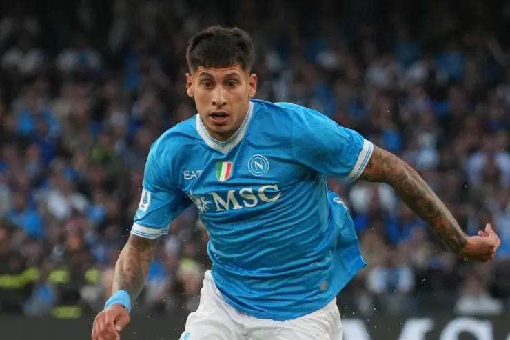 Juan Jesús Olivera in azione durante una partita del Napoli, indossa la maglia azzurra con sponsor MSC