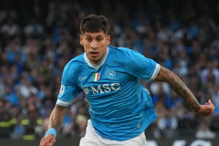 Olivera in azione con la maglia del Napoli durante una partita in campo