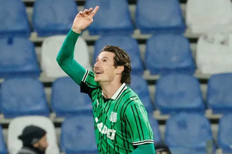Andrea Pinamonti con la maglia verde saluta dalla tribuna dello stadio