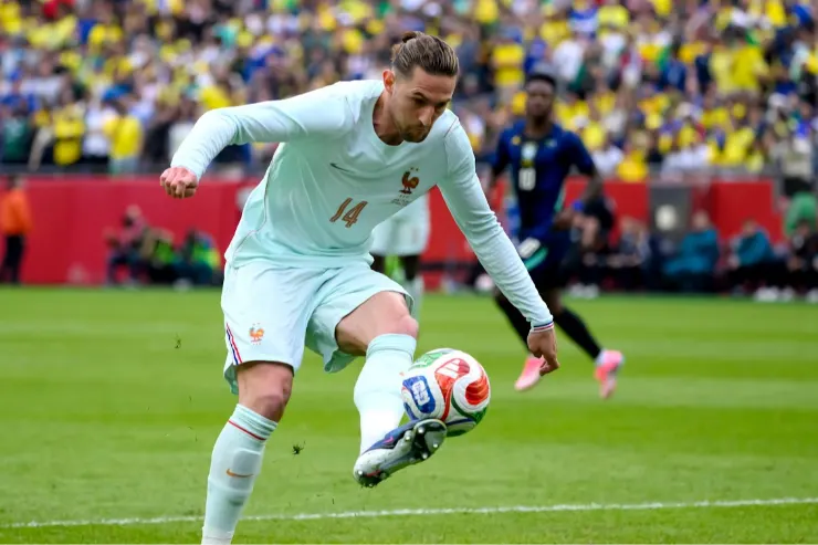 Adrien Rabiot durante una partita internazionale con la Francia, numero 14, controlla il pallone in campo