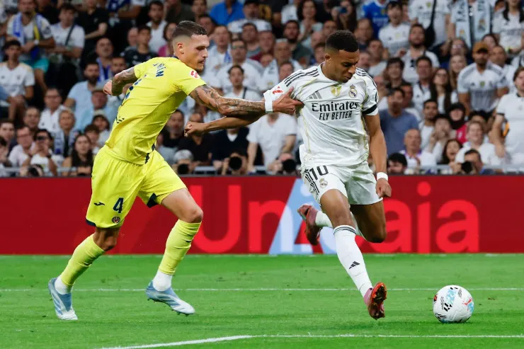 Rafa Marin con la maglia del Villarreal contrasta un avversario del Real Madrid durante una partita di calcio