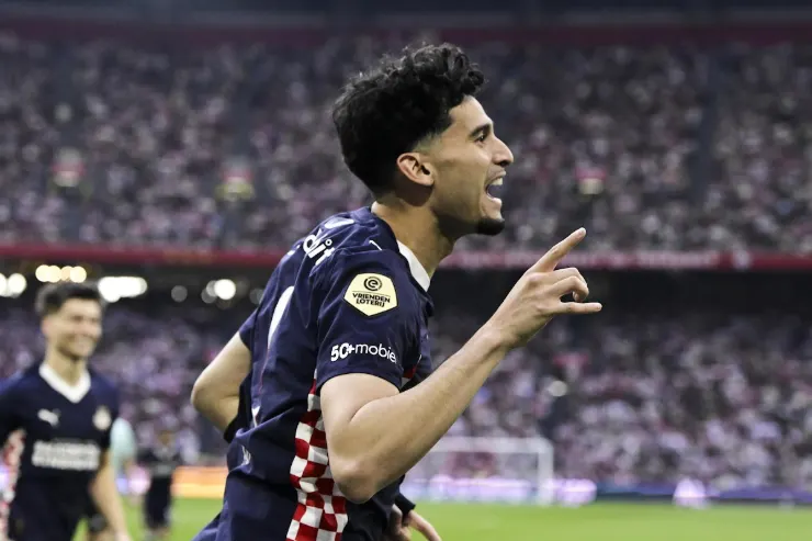 Ricardo Pepi in maglia scura durante una partita, con gesto di comunicazione verso i compagni nello stadio