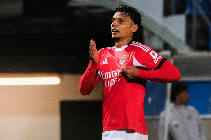 Riós in maglia rossa Arsenal durante una partita, con le mani posizionate sul petto in gesto di concentrazione