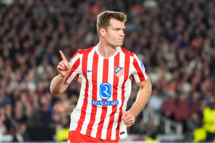 Sorloth in maglia Atletico Madrid con il gesto della vittoria durante una partita