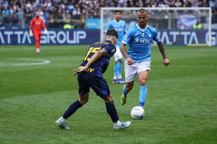 Spinazzola in azione durante una partita di calcio in maglia azzurra del Napoli