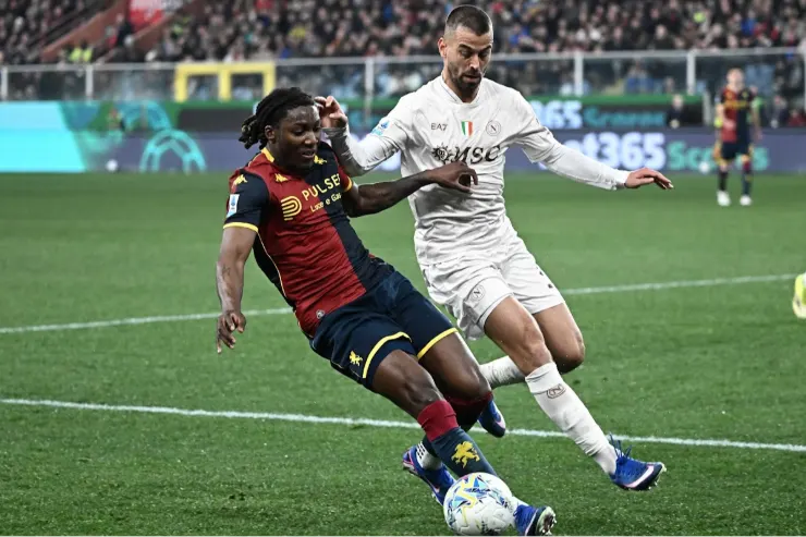Norton-Cuffy in maglia Genoa contrasta Spinazzola durante una partita di Serie A