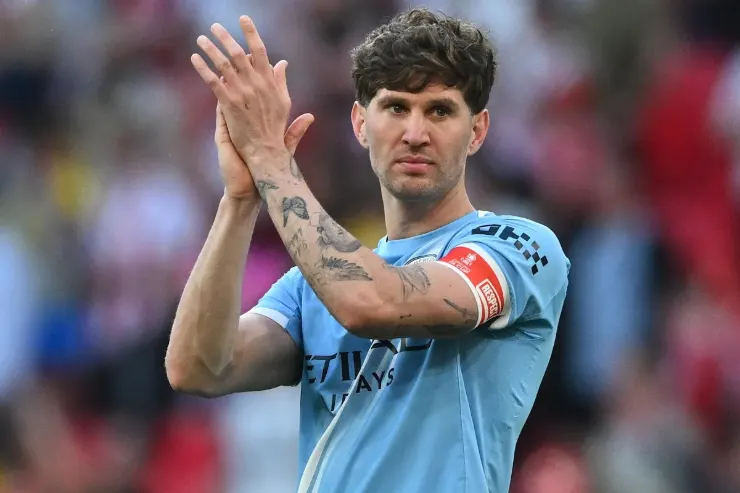 John Stones in maglia azzurra del Napoli applica durante una partita, con fascia di capitano al braccio