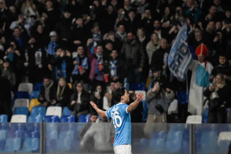 Giocatore del Napoli esulta davanti ai tifosi in tribuna durante una partita