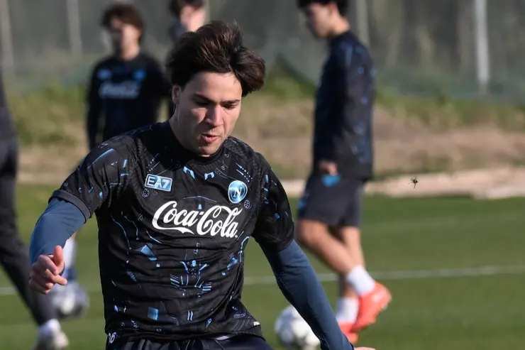 Vergara durante l'allenamento del Napoli in campo