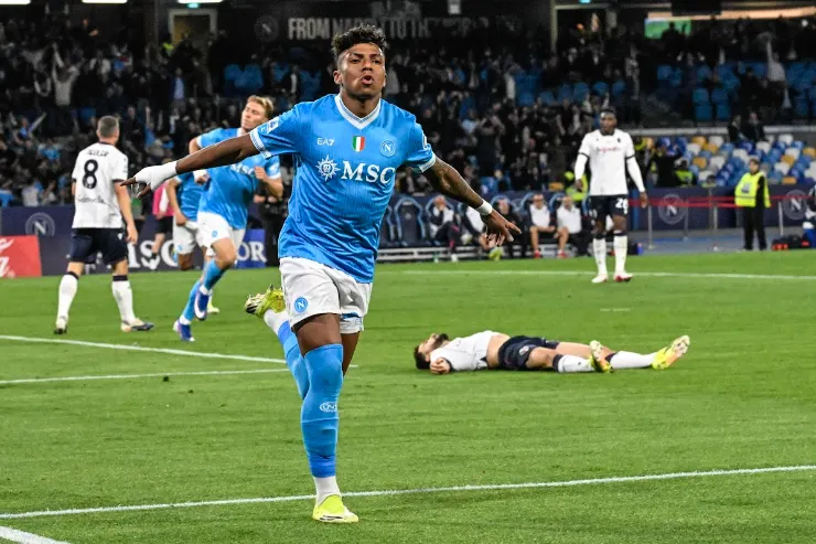 Alisson Santos esulta durante una partita del Napoli in maglia azzurra EA7 con MSC