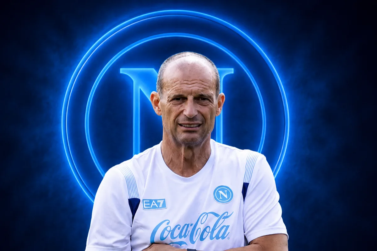 Massimiliano Allegri sorride in maglia Napoli EA7 con logo Coca-Cola durante il ritiro estivo