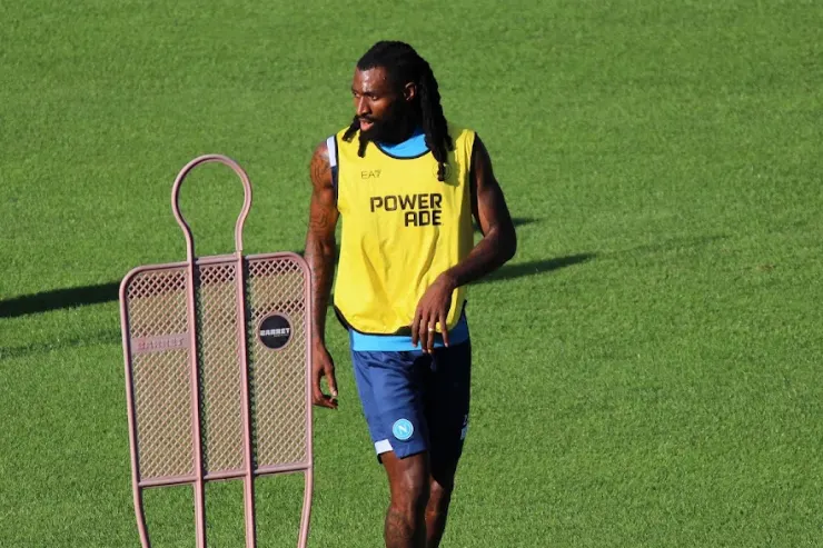 Anguissa durante l'allenamento del Napoli in campo con pettorina gialla