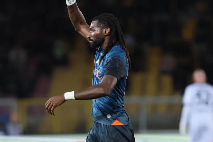 Anguissa esulta durante una partita, con il pugno alzato al cielo indossando la maglia del Napoli