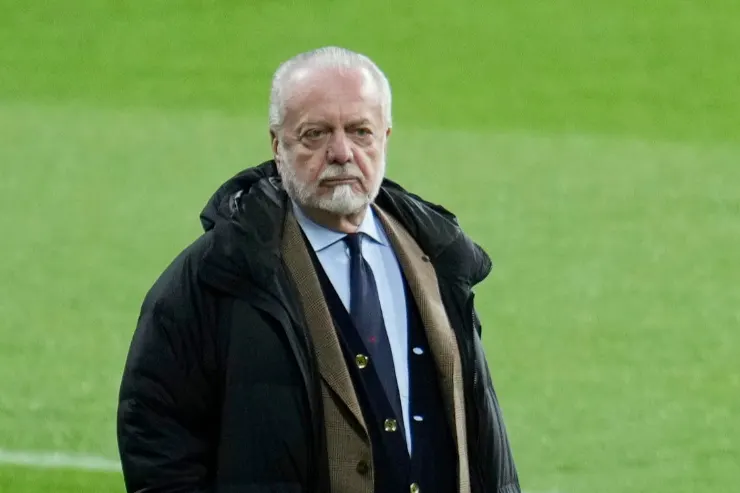 Aurelio De Laurentiis in campo con cappotto nero e sciarpa marrone