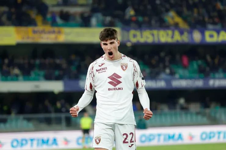 Cesare Casadei, centrocampista del Torino, esulta durante una partita in maglia bianca