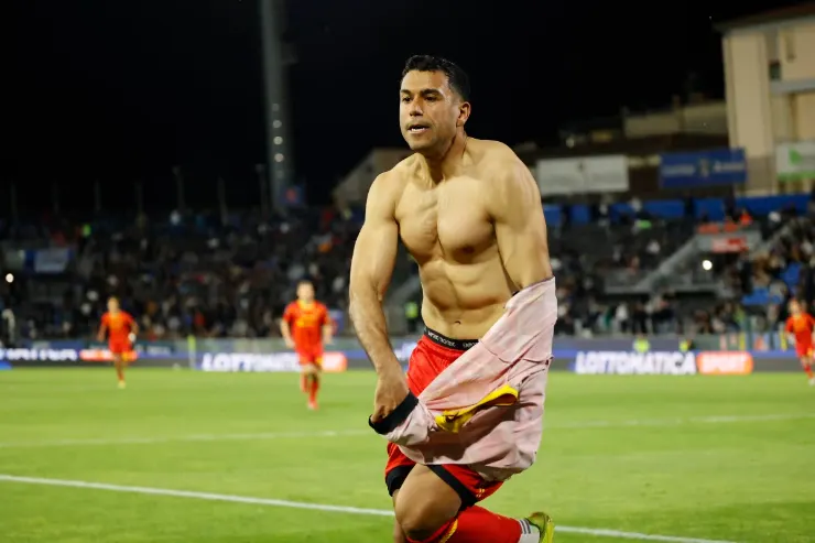 Cheddira esulta a petto nudo durante una partita di calcio notturna con il Lecce