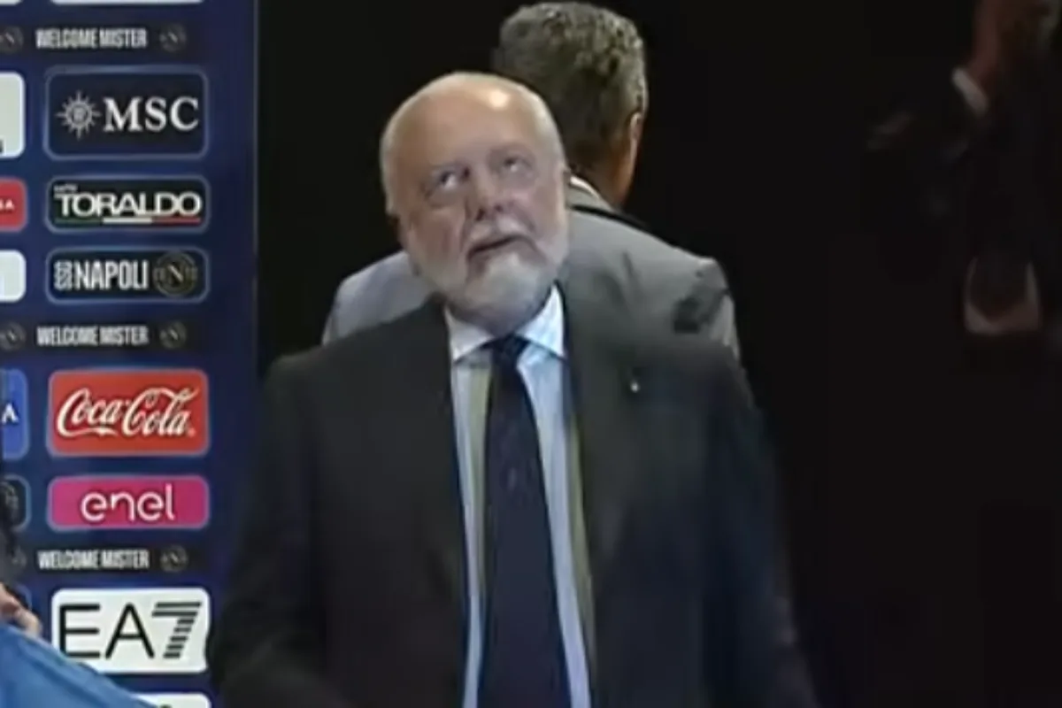Aurelio De Laurentiis in giacca e cravatta durante un evento ufficiale del Napoli