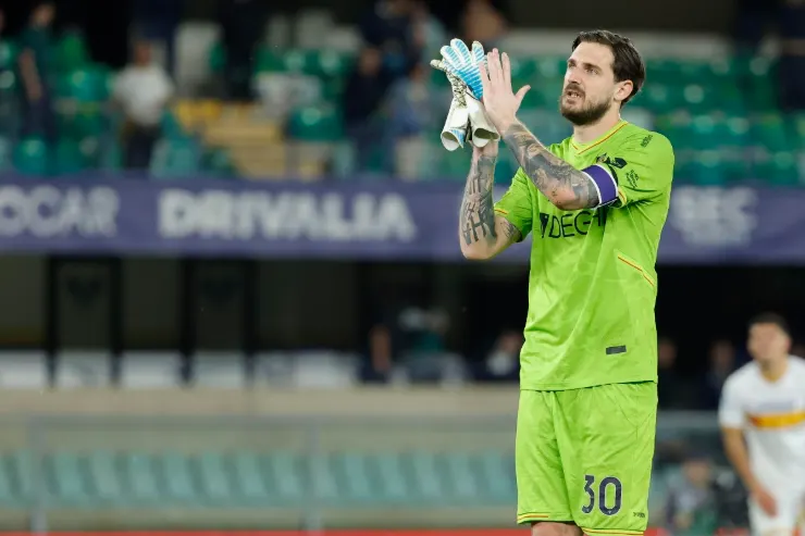 Falcone portiere del Lecce in campo con maglia gialla fluo durante una partita