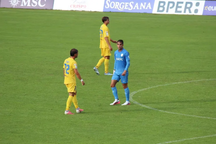 Giovane in maglia blu del Napoli durante una partita amichevole di ritiro contro la Carrarese