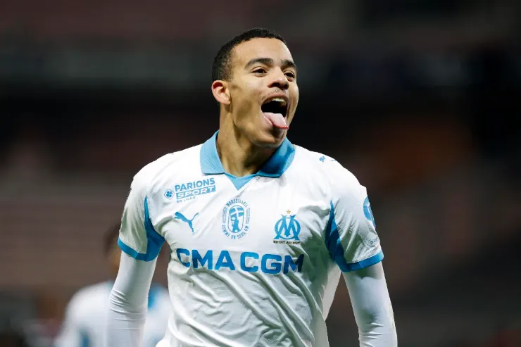 Greenwood esulta durante una partita con la maglia della Marsiglia, indossando la divisa bianco-azzurra con sponsor CMA CGM