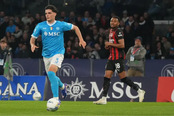 Gutierrez in azione durante la partita con la maglia azzurra del Napoli
